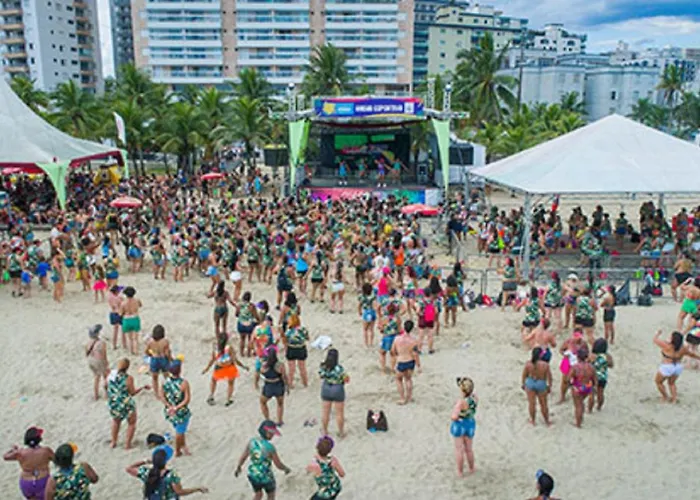 Kitnet Boqueirao - Completa Com Wi-Fi E Estacionamento 50 Mts Da Praia - Perto De Tudo No Centro Comercial